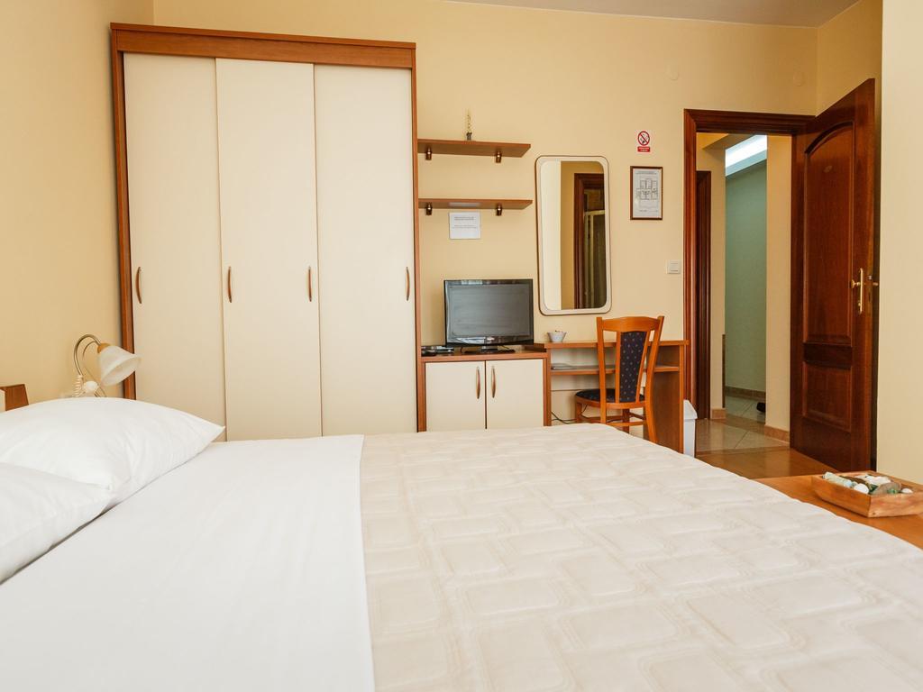 Hotel Adria คาชเตลา ภายนอก รูปภาพ